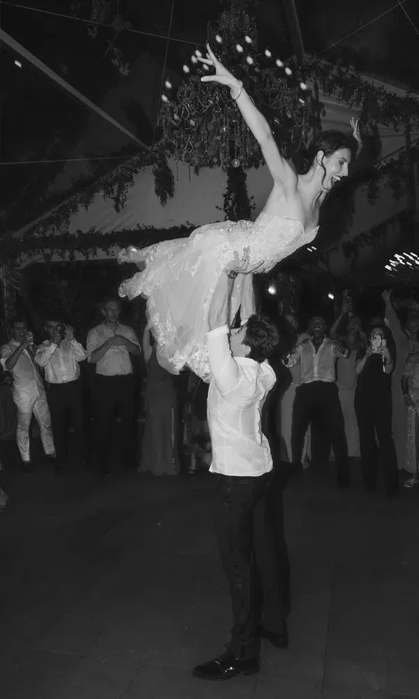 Dirty-Dancing-Vibes auf der Hochzeit von Tiler und Roman – ein ikonischer Tanzmoment unter funkelndem Kronleuchter.
