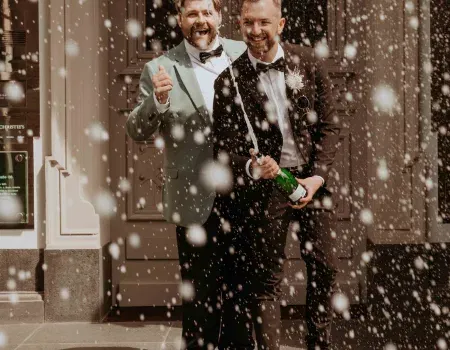 „Liebe ohne Schablone“: Hochzeitsfotografin Jana Sauer über queersensible Fotografie und echte Nähe