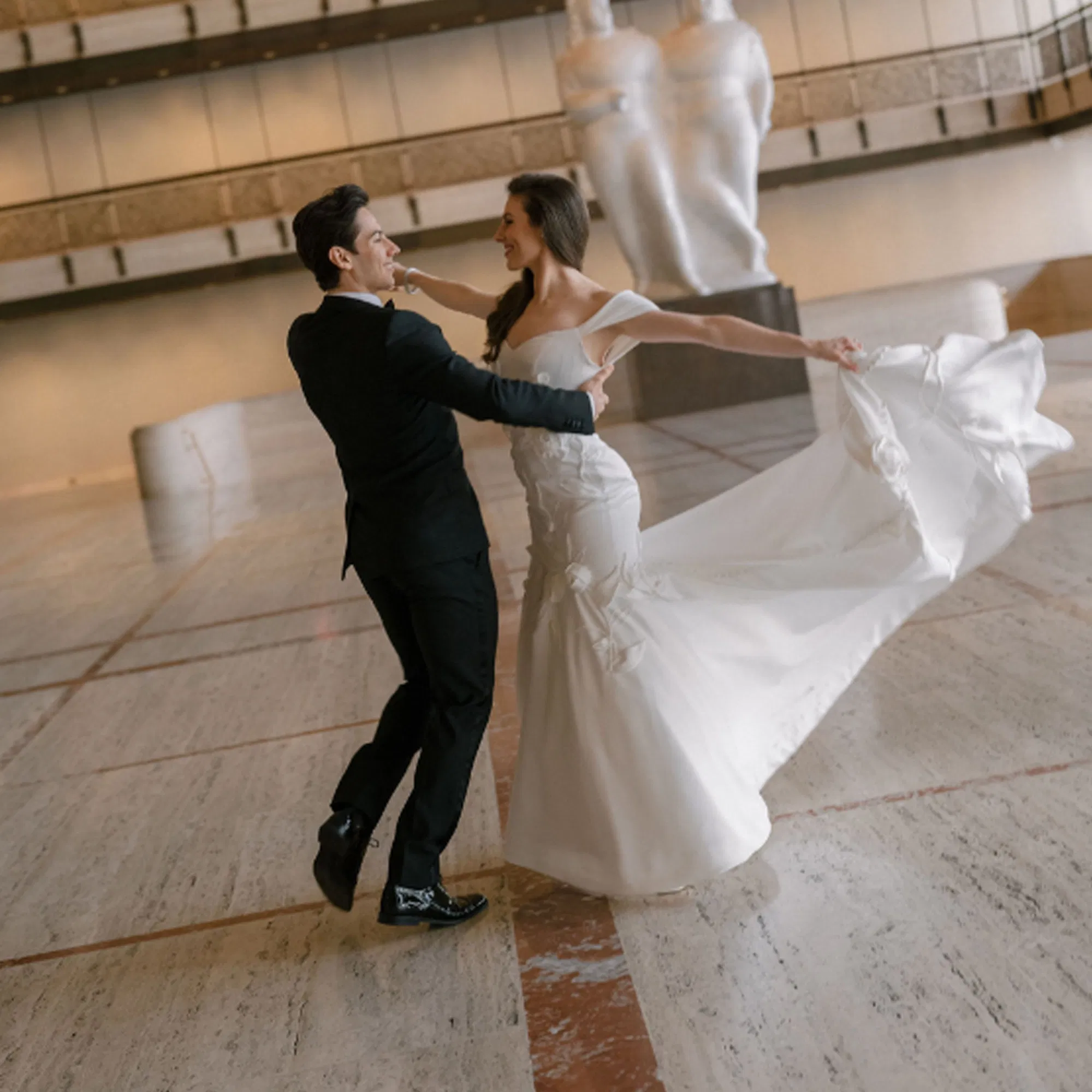 Tanzende Hochzeitsfreude: Tiler Peck im maßgeschneiderten Justin-Alexander-Kleid bei einem magischen Moment mit Roman Mejia.