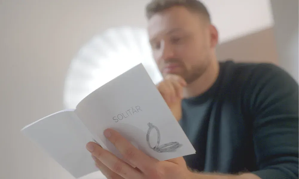 Mit dem kostenlosen Solitär-Booklet erhalten Verlobungswillige geballtes Fachwissen auf 96 inspirierenden Seite.