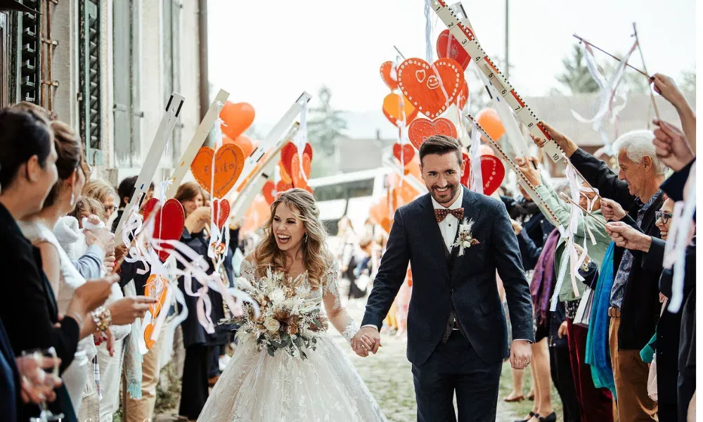 Umgeben von Freunden und Familien wird mit viel Liebe gefeiert.