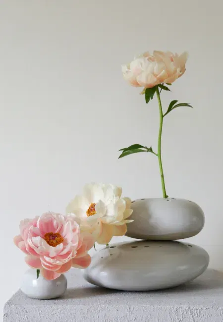 Die Ikebana-Vasen von Studio Nume vereinen Ästhetik und Handwerkskunst.
