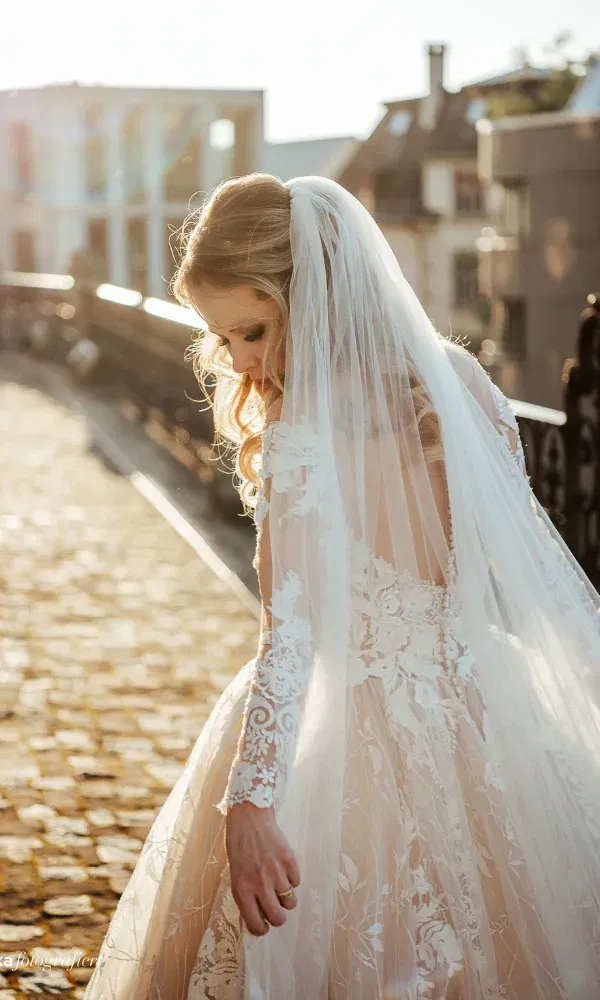 Wunderschönes Brautkleid mit Schleier von Liluca.