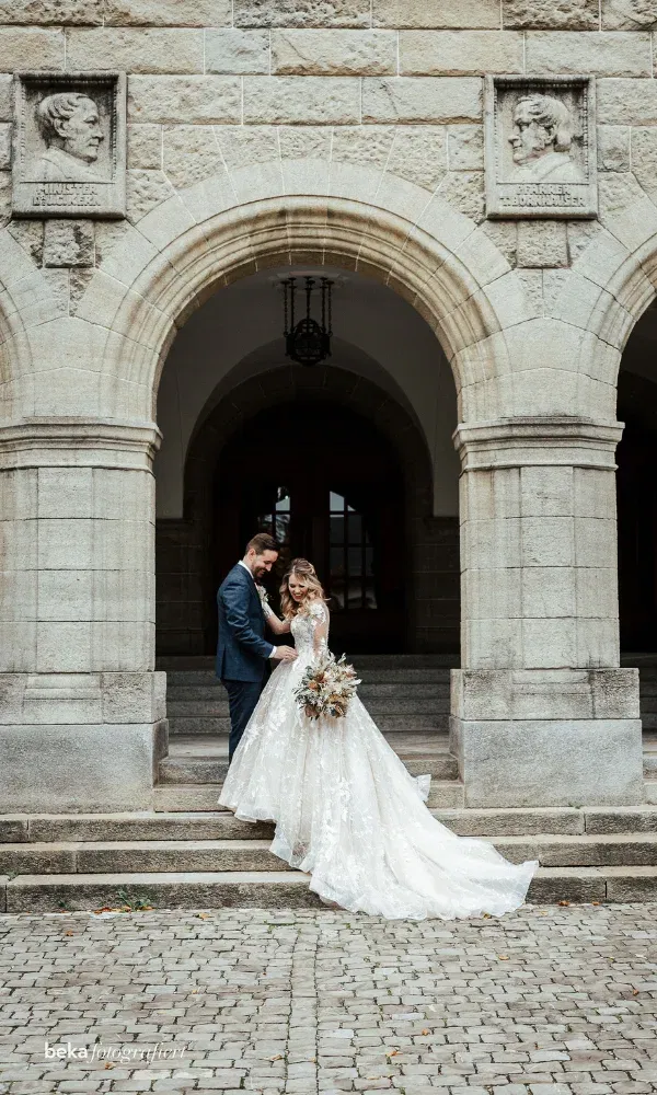 Das Brautpaar vor der Shedhalle des Eisenwerks in Frauenfeld.