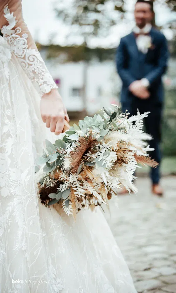 Der Brautstrauss aus Olivenblätter und Trockenblumen.