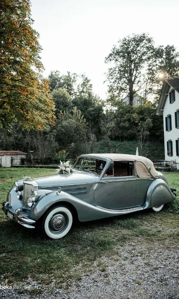 Eine Rundfahrt mit dem Oldtimer vom Trauungsort zur Location? Unvergesslich.