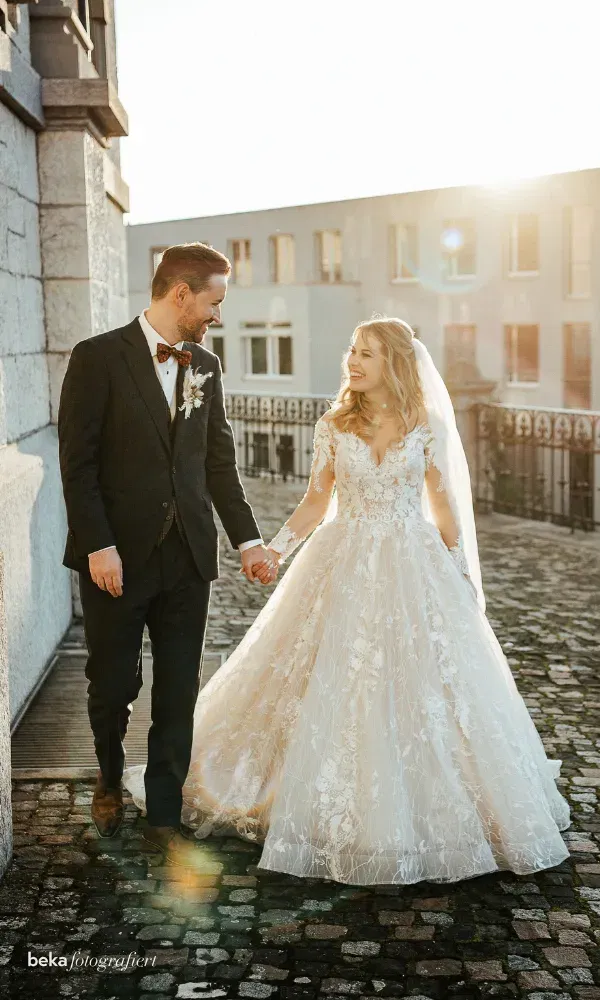 Das Brautpaar auf dem Weg in ein gemeinsames Kapitel.