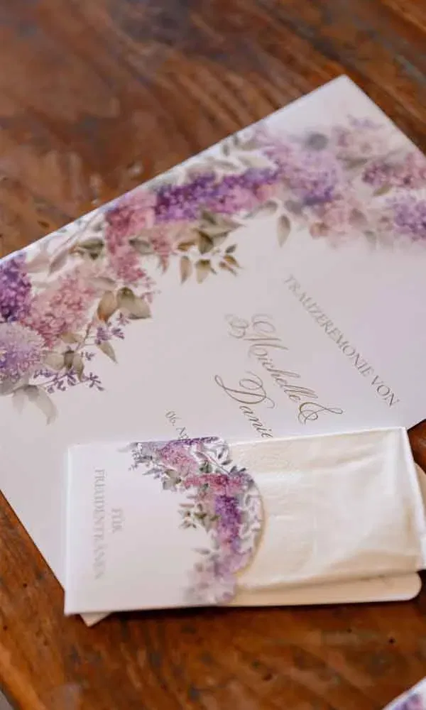 Hochzeitsprogramm mit floraler Gestaltung in Lila und rosa Nuancen, dazu Taschentuch für Freudentränen