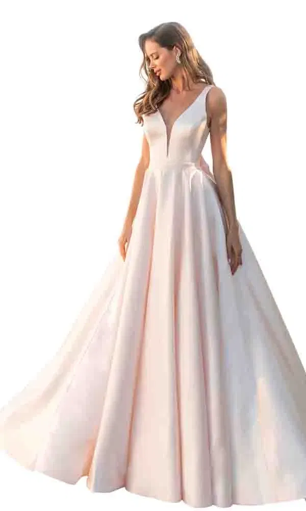 Braut in einem minimalistischen A-Linien-Brautkleid mit tiefem V-Ausschnitt und schmal betonter Taille.