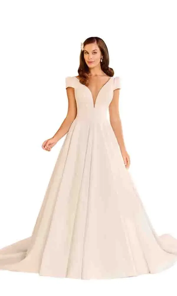 Modernes Brautkleid in A-Linie mit tiefem Dekolleté und weiter Rockpartie für einen glamourösen Look.