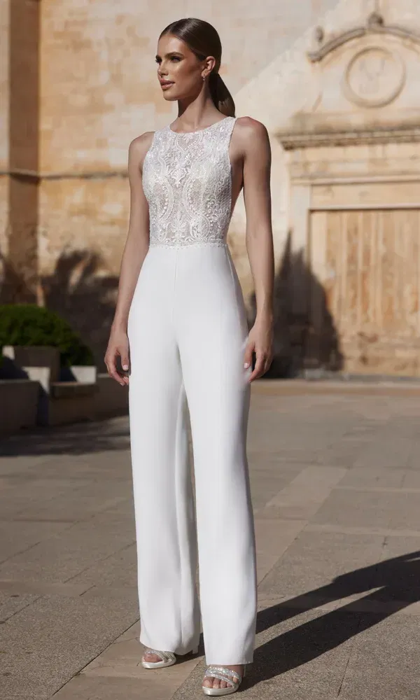 Zeitgemäßer Brautstil: Jumpsuit mit romantischem Spitzenmieder und fließender Hose in Weiß.