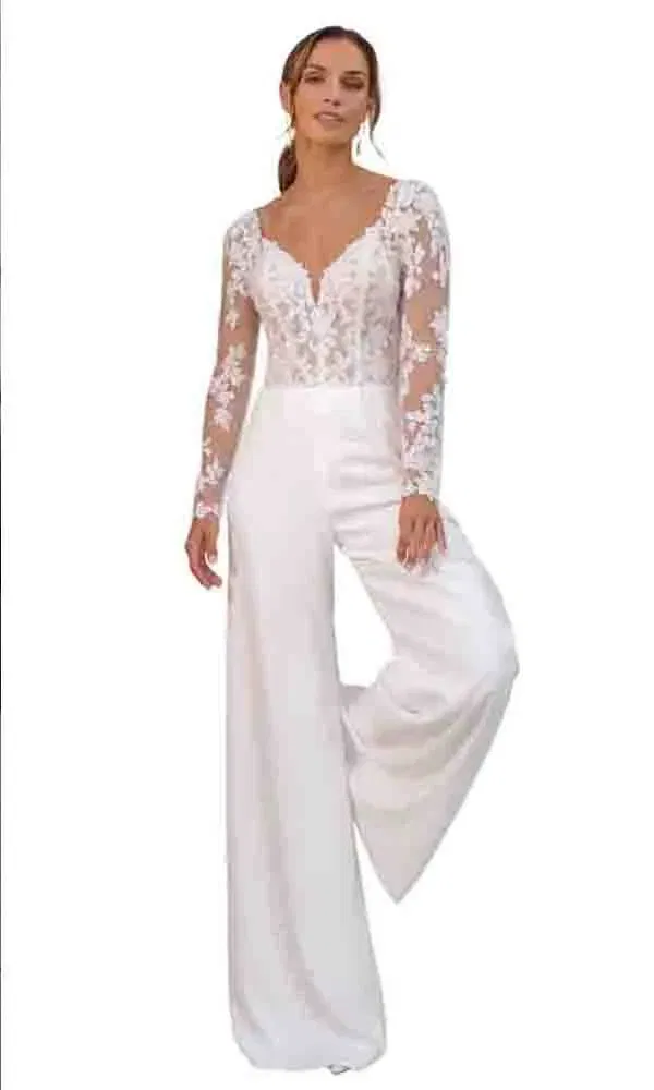 Brautlook im Jumpsuit-Stil mit romantischer Spitze und weitem Bein.