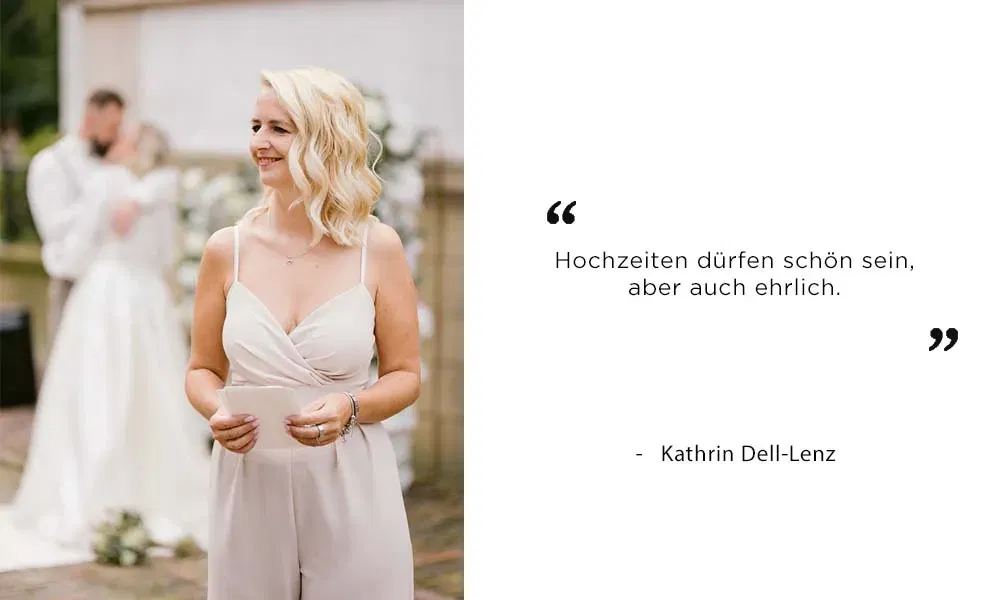 Traurednerin lächelt mit Notizzetteln, im Hintergrund küsst sich das Brautpaar; daneben Zitat auf weißem Hintergrund.