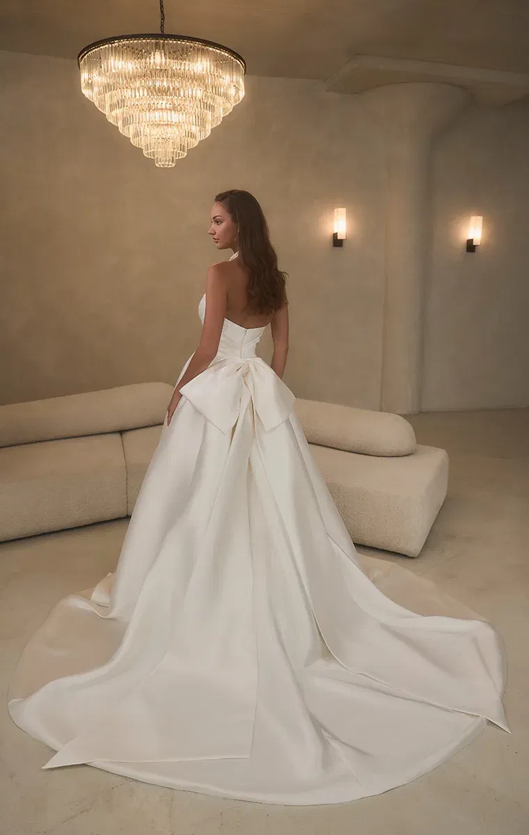 Elegantes Couture-Brautkleid von Casablanca mit übergroßer Schleife als skulpturales Highlight.