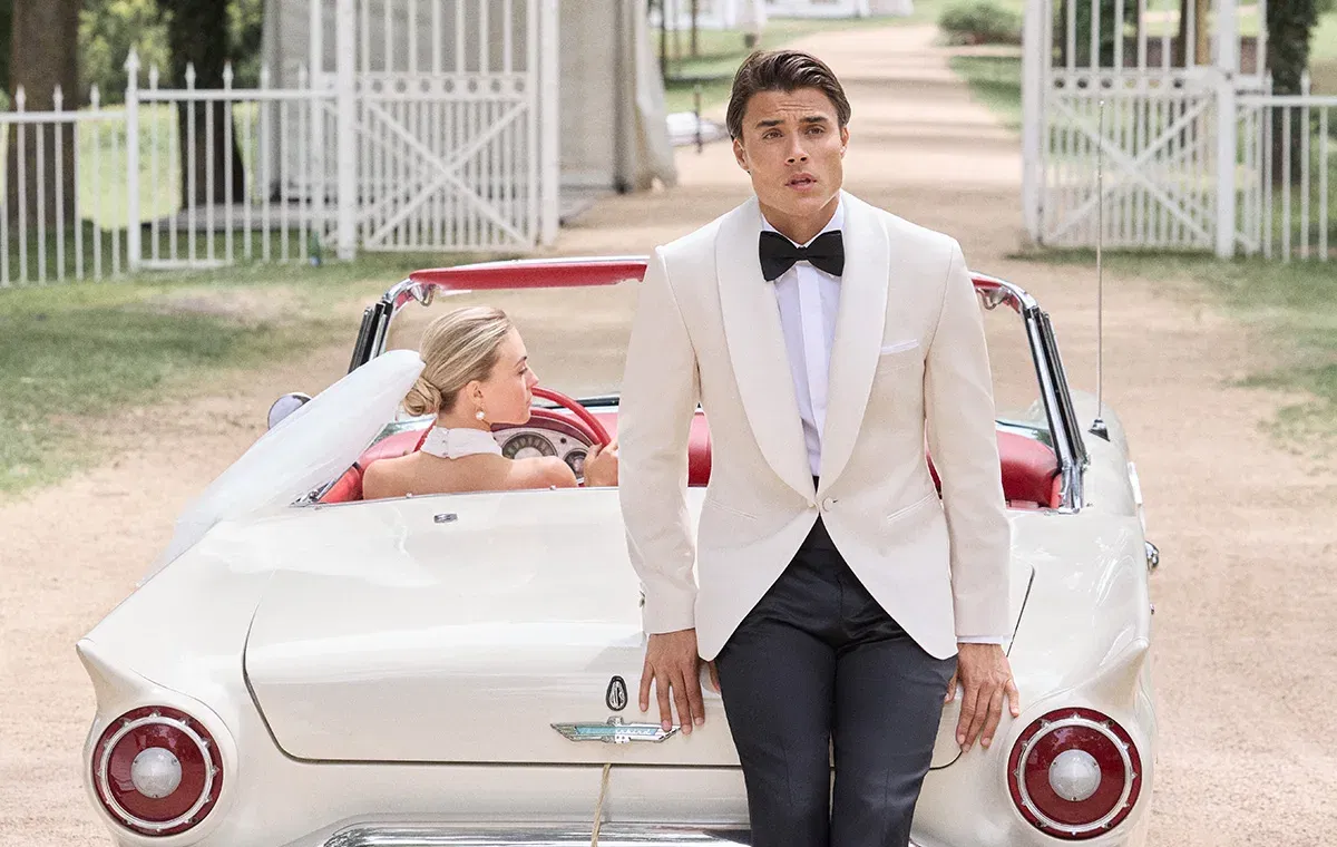 Bräutigam im cremefarbenen Dinner Jacket mit Fliege – eleganter Gentlemanlook und moderne Bräutigamfashion für die Hochzeit.