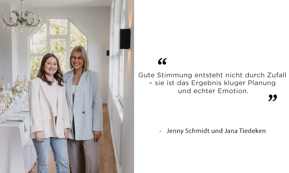 Porträt von zwei Hochzeitsplanerinnen in elegantem Ambiente neben einem Zitat: „Gute Stimmung entsteht nicht durch Zufall – sie ist das Ergebnis kluger Planung und echter Emotion.“ – Jenny Schmidt und Jana Tiedeken.