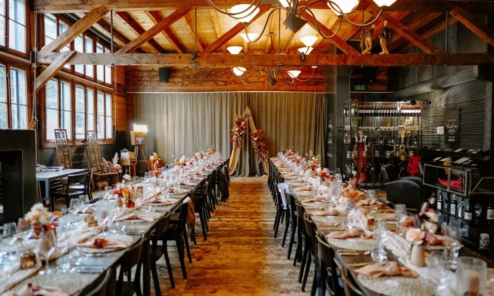 Die Dekoration verlieh dem Raum eine magische Atmosphäre