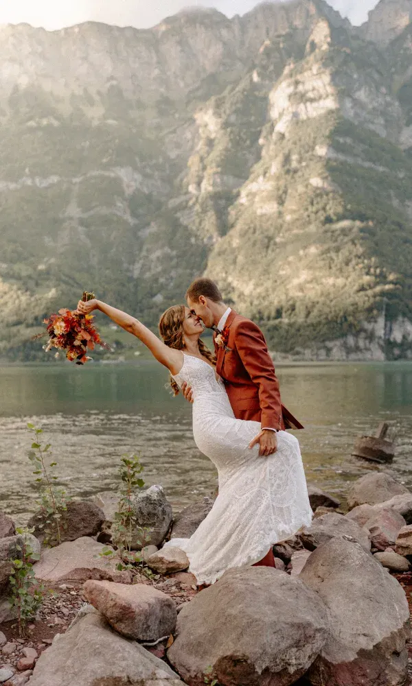 Carmen strahlte in ihrem Kleid von 2themoon, während Marco im Anzug von eniline glänzte.