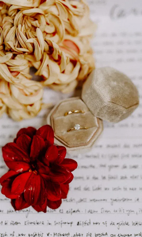 Emotionaler First Look, bei dem die beiden ihr Eheversprechen austauschten.