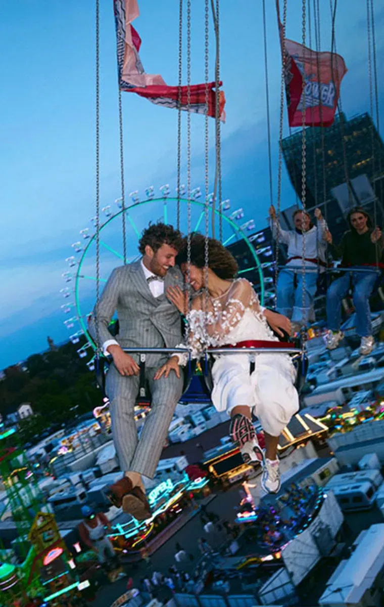 Ein Hochzeitspaar in einem Kettenkarussell