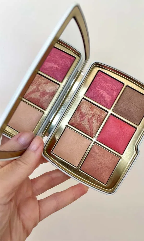 Nahaufnahme einer luxuriösen Gesichts-Palette mit sechs unterschiedlichen Farbnuancen und Spiegel im Deckel.