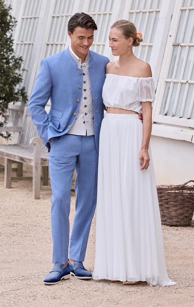 Hellblauer Boho-Hochzeitsanzug mit Stehkragen, kombiniert mit gemustertem Hemd – moderner Look für Sommerhochzeiten.