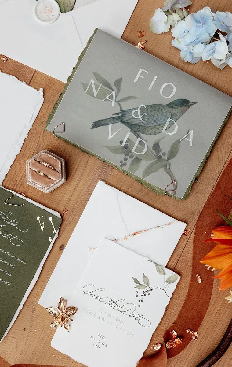 Hochzeitspapeterie im Naturdesign mit Vogelmotiv und Eheringen – kreative Einladung für eine Nature Wedding.