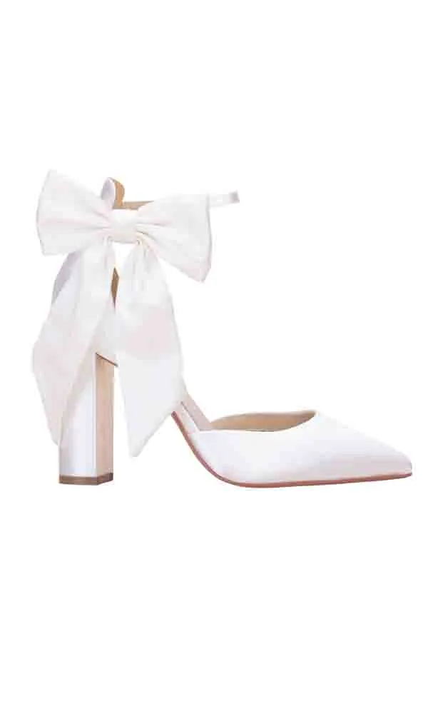 Eleganter Hochzeitsschuh in Weiß mit spitzer Kappe und dekorativer Schleife am Knöchel.