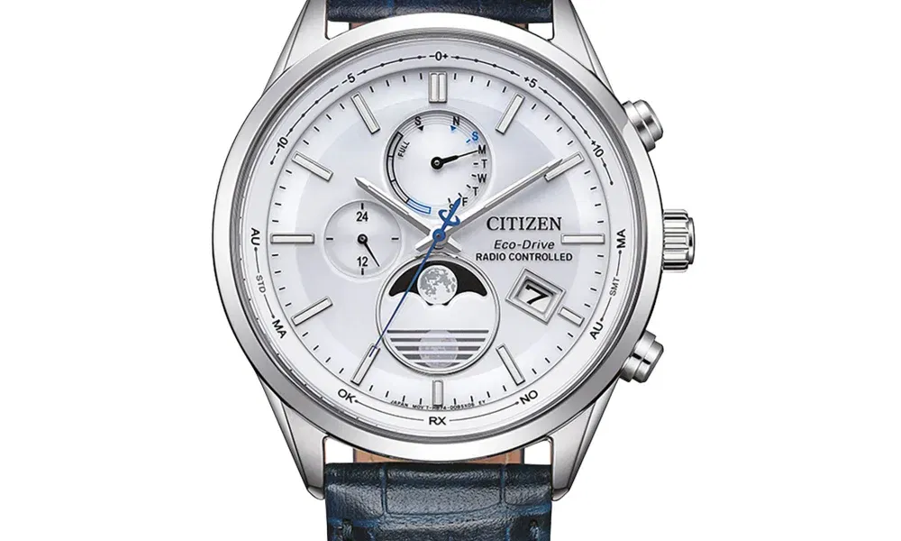 Hochwertige Citizen Herrenuhr mit weißem Zifferblatt, blauen Akzenten und dunkelblauem Lederarmband