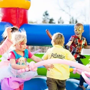 Bazinga Parties verwandelt Planungsstress in pure Freude – mit unvergesslichen, erlebnisorientierten Konzepten wie Mini Mobile Glam, Discos und kreativen Workshops, während zeitlose Klassiker wie Kinderschminken, Ballonkunst und Zaubershows Gäste jeden Alters verzaubern.