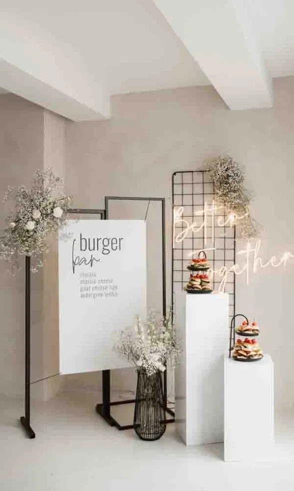 Elegant inszenierte Burgerbar für eine Hochzeit im Industrial-Glam-Stil mit grafischen Elementen und puristischem Design.