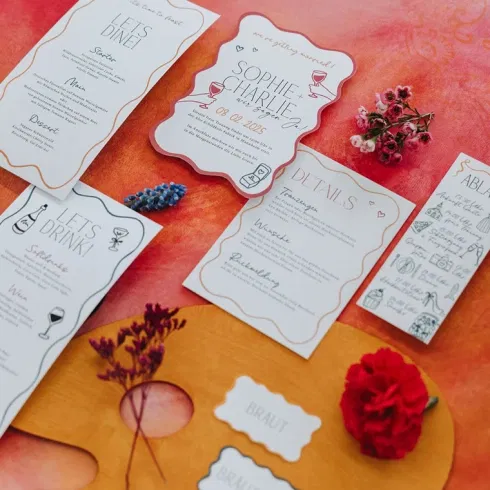 Hochzeitspapeterie im Artsy Style mit handgezeichneten Elementen, Malerpalette und kreativen Details für eine moderne Hochzeit.