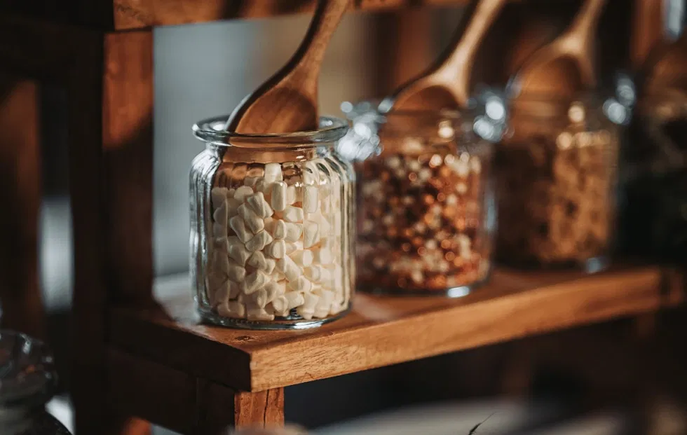 Marshmallows und süße Toppings in Glasgefäßen als Teil eines Sweet Tables mit Hot Chocolate Station