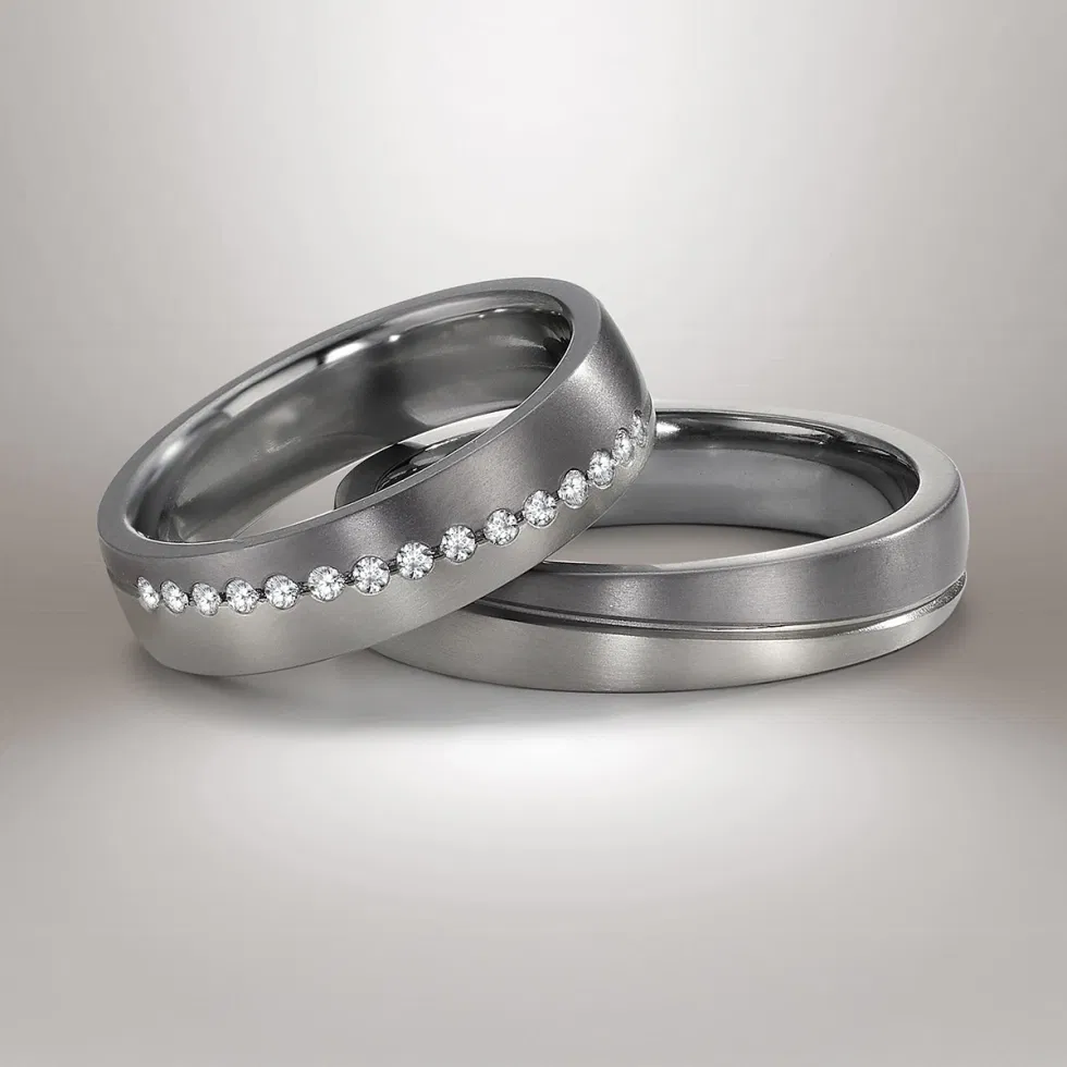 Matte Trauringe aus Silber mit durchgehender Diamantfassung – elegante Eheringe im minimalistischen Design.