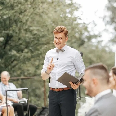 Trauredner Robino-Rich bei einer Ansprache