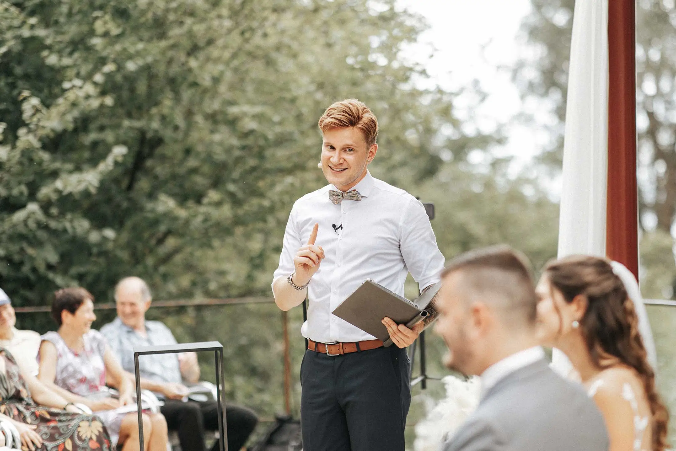 Trauredner Robino-Rich bei einer Ansprache