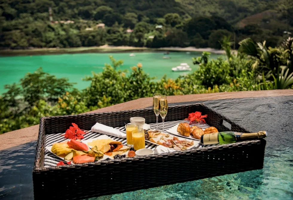 Romantisches Frühstück mit Champagner und Meerblick bei Constance Hotels & Resorts während der Flitterwochen