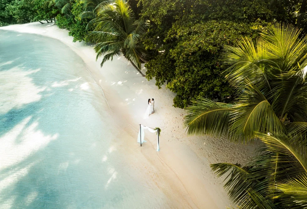 Destination Wedding am Strand im Paradies mit türkisfarbenem Wasser und Palmen – Hochzeit im Indischen Ozean