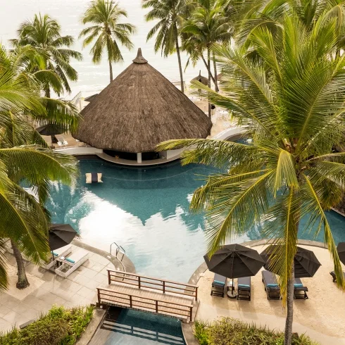 Tropisches Resort mit Pool und Palmen bei Constance Hotels & Resorts auf Mauritius – perfekte Kulisse für Honeymoon und Flitterwochen