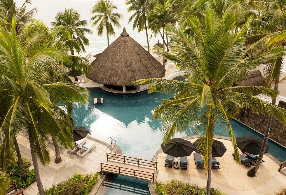 Tropisches Resort mit Pool und Palmen bei Constance Hotels & Resorts auf Mauritius – perfekte Kulisse für Honeymoon und Flitterwochen