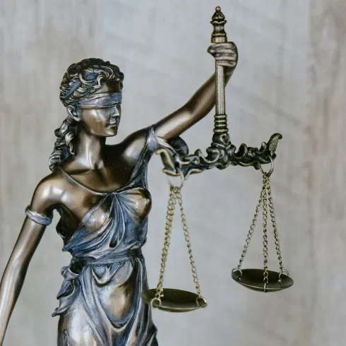 Eine bronze Figur der Justizia.