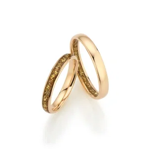 Elegante Trauringe aus Roségold mit eingelassenen goldenen Flakes als besonderes Detail