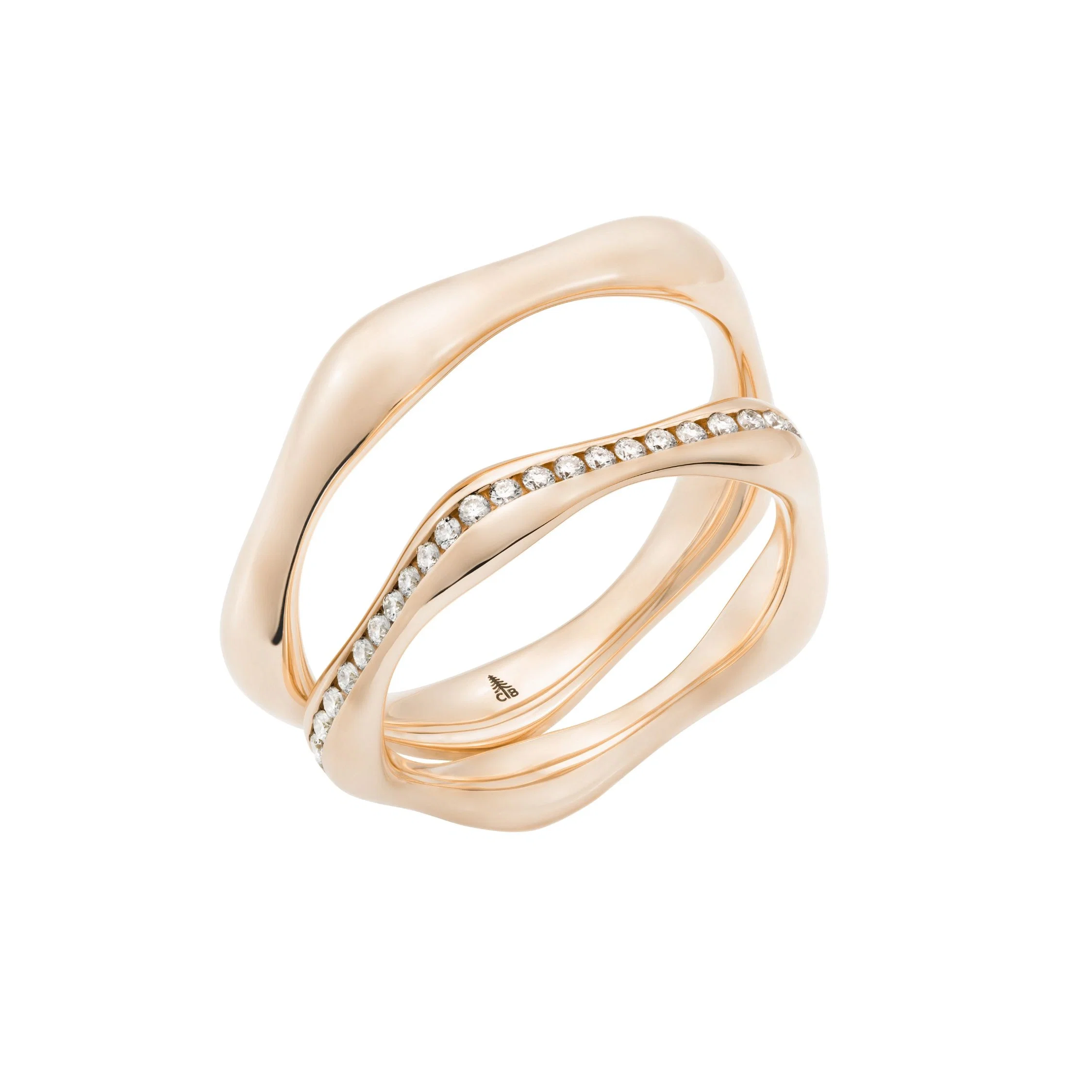 Moderne Trauringe in Roségold mit organischer Wellenform und geschwungener Diamantbesetzung.