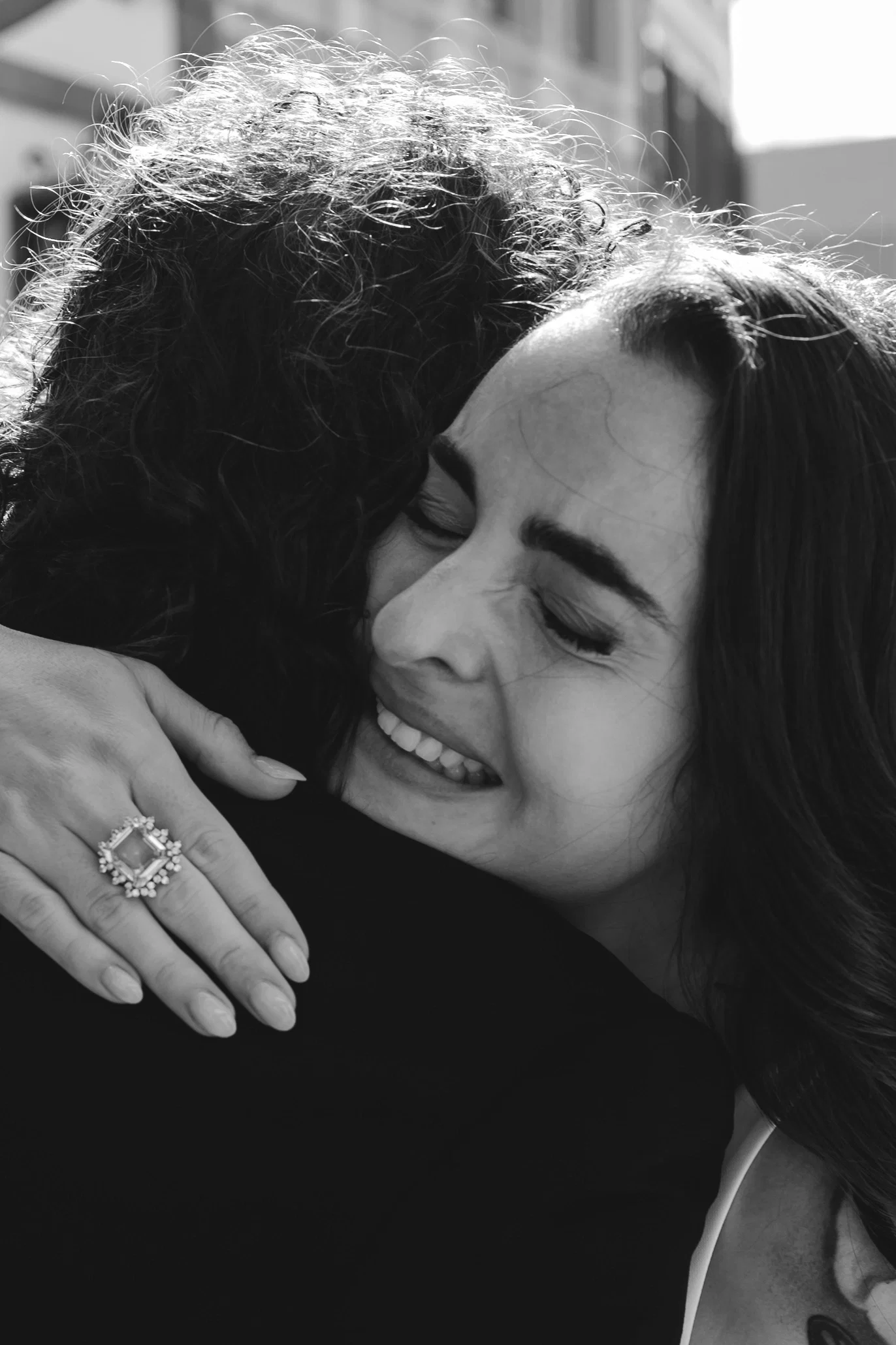 Emotionale Umarmung zwischen Braut und einer geliebten Person sorgt für einen innigen Hochzeitsmoment.
