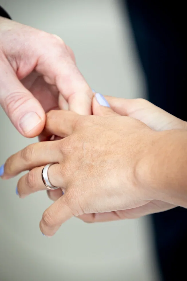 Emotionaler Moment beim Ringtausch – der Ehering wird liebevoll an den Finger der Braut gesteckt.