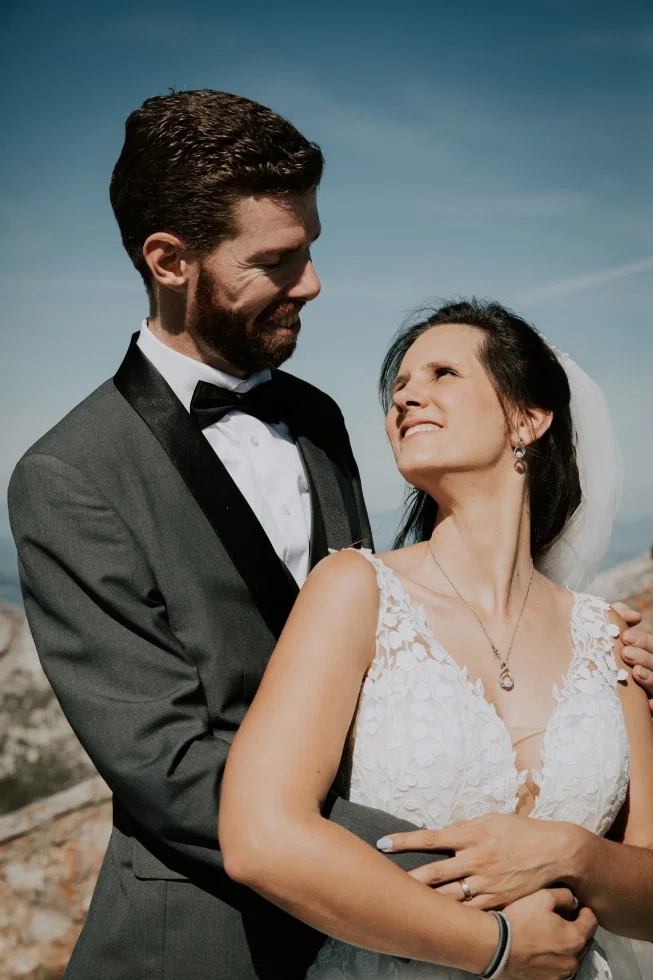 Inniger Moment eines Brautpaares beim Couple-Shooting in den Bergen – die beiden blicken sich verliebt an.