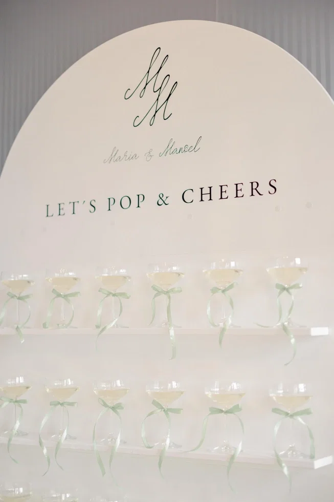 Champagner Wall mit dekorativen Gläsern