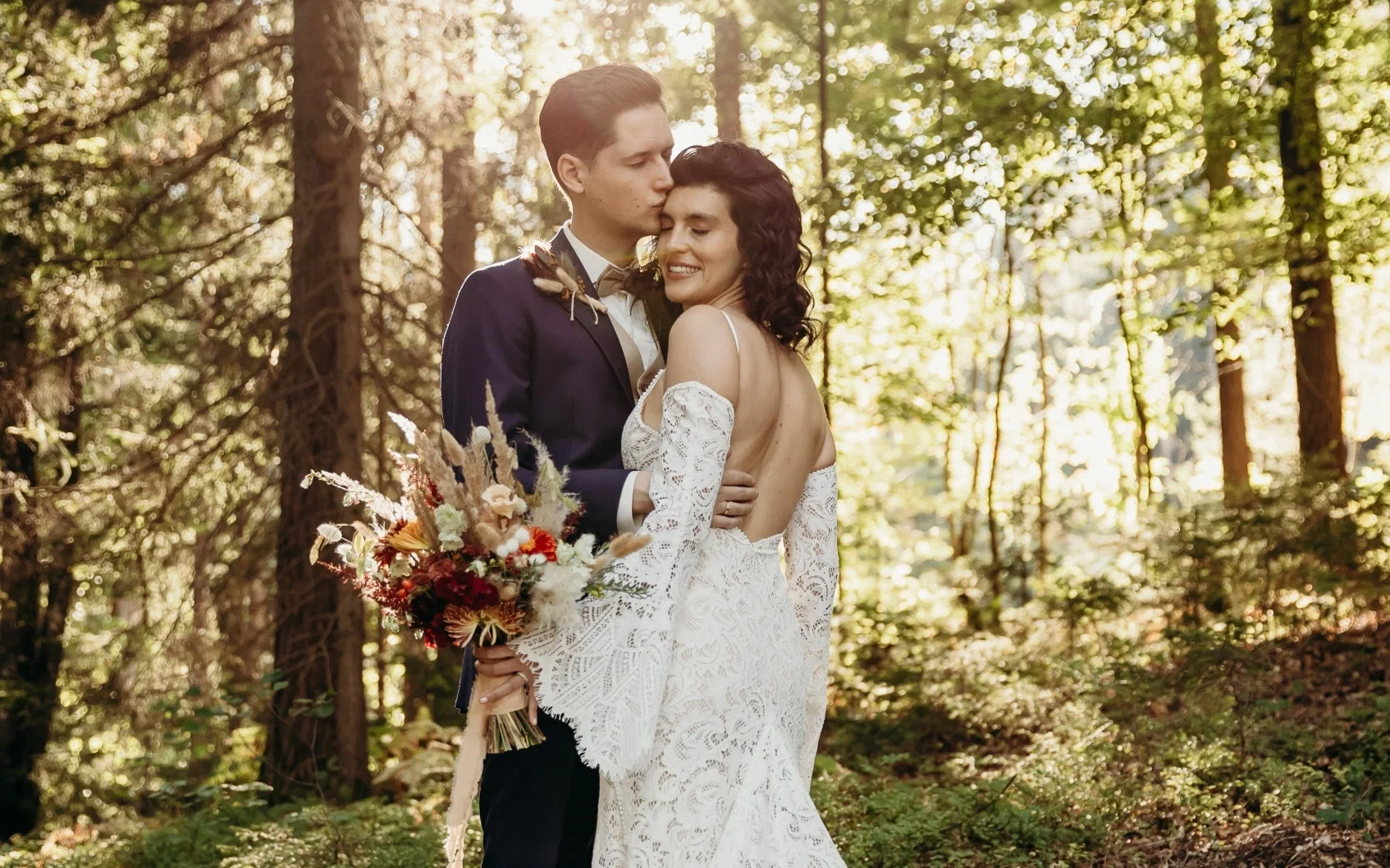 Hochzeitspaar vor Waldkulisse
