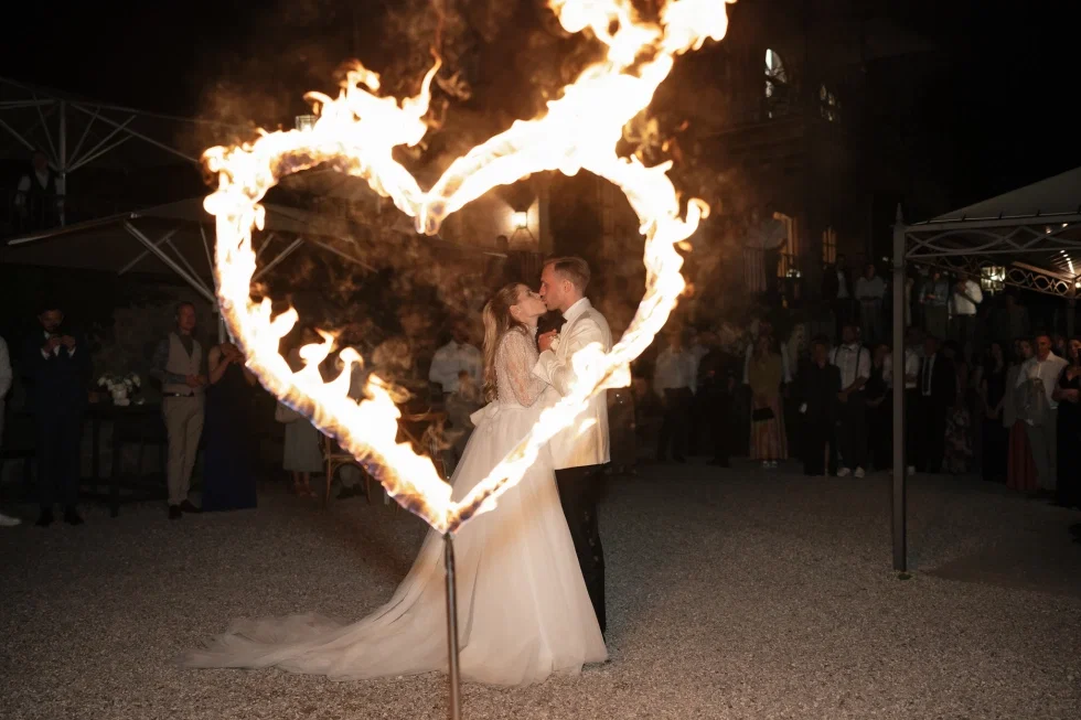 Feuerherz und das Hochzeitspaar steht dahinter