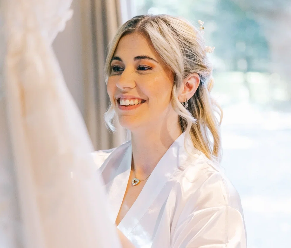 Braut Chiara vor ihrem Hochzeitskleid